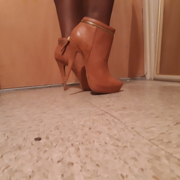 Brown ankle length booties - Picture 2 of 3